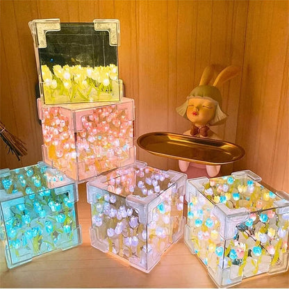 LÁMPARA CON TULIPANES INFINITOS EN FORMA DE CUBO