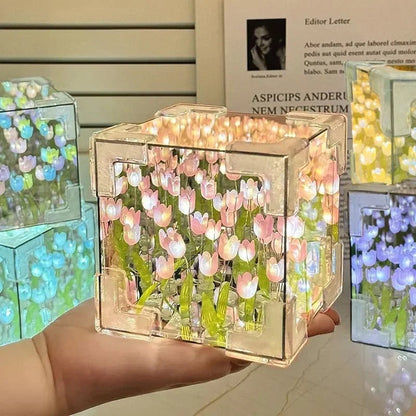 LÁMPARA CON TULIPANES INFINITOS EN FORMA DE CUBO