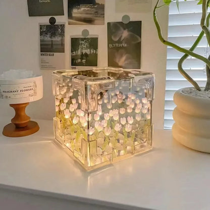 LÁMPARA CON TULIPANES INFINITOS EN FORMA DE CUBO